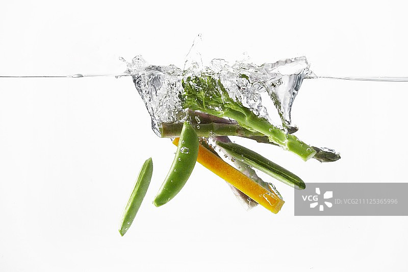 落入水中的蔬菜图片素材