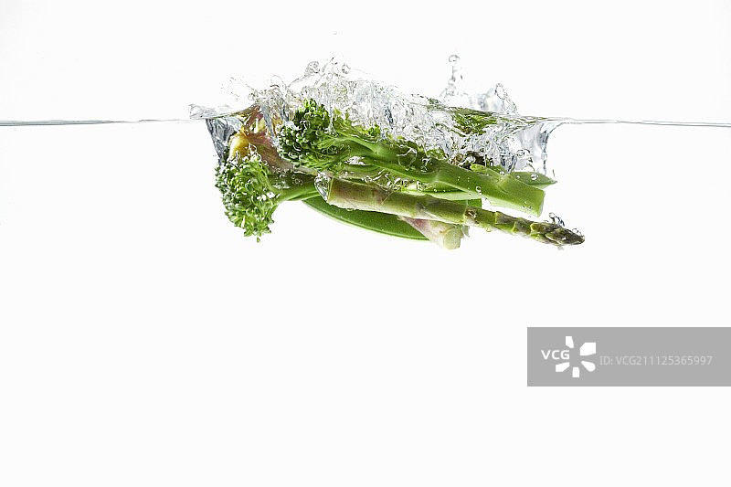 落入水中的蔬菜图片素材