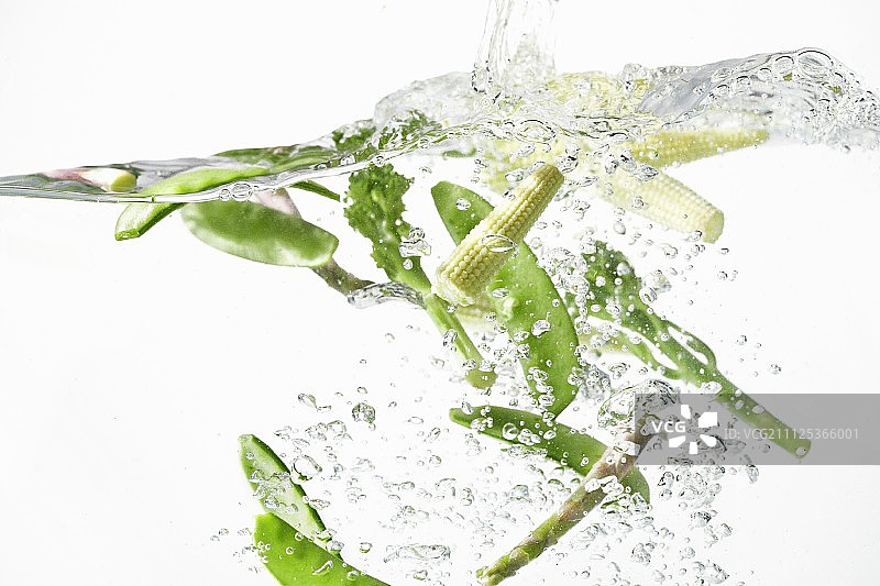 落入水中的蔬菜图片素材