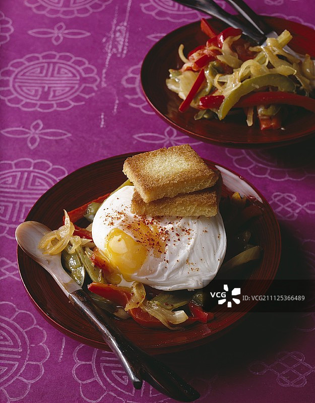 溏心蛋配巴斯克甜椒炖菜图片素材