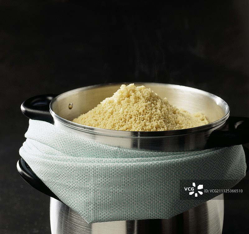 在库斯库斯菜肴中烹饪粗粒小麦粉图片素材