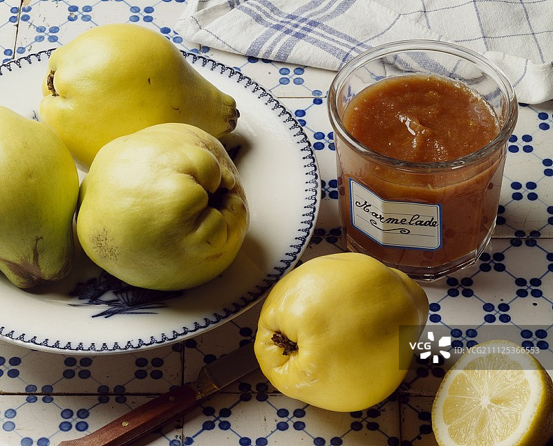 榅桲和榅桲果冻罐图片素材