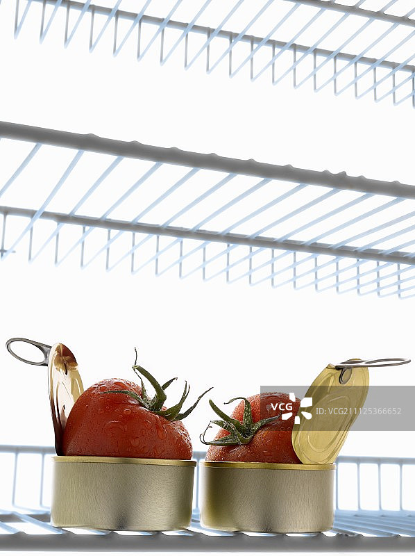 冰箱里的罐装番茄图片素材