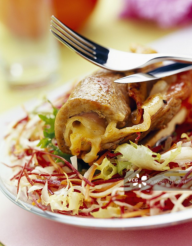 小牛肉片配康塔尔奶酪和火腿图片素材