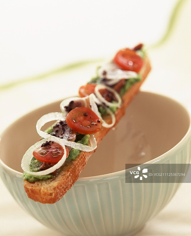 牛油果番茄洋葱开放式三明治图片素材