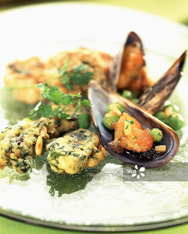 菠菜炸丸子和白葡萄酒煮贻贝图片素材