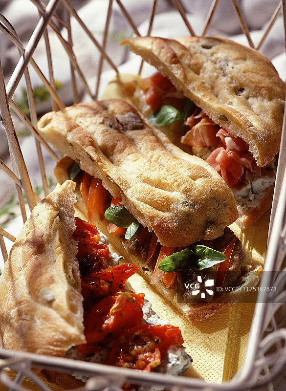 佛卡夏面包配茄子酱、意大利乳清干酪和火腿图片素材