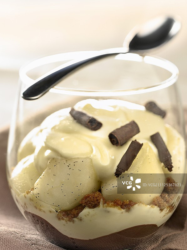 马斯卡彭和巧克力薄片的梨馅甜点图片素材