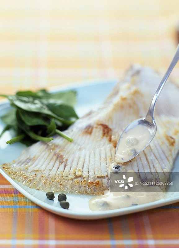 鳐鱼配刺山柑图片素材