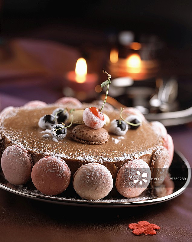 巧克力奶油甜点配马卡龙图片素材