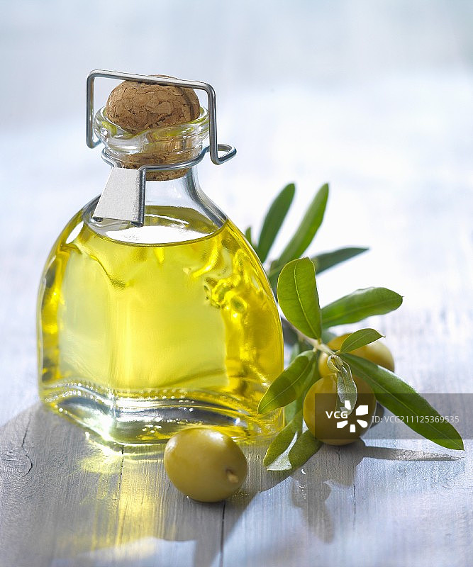 橄榄油和绿色橄榄图片素材