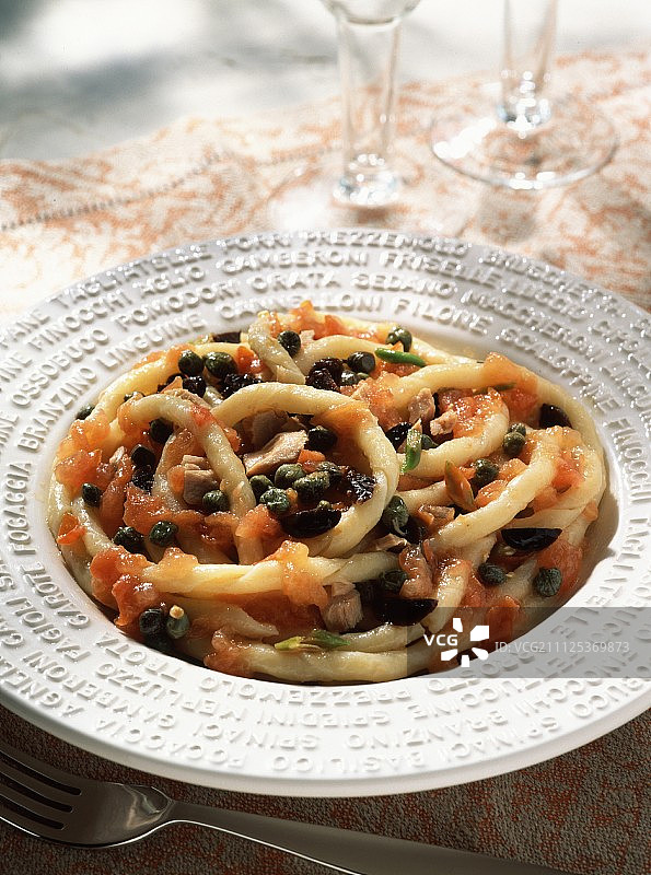 番茄、培根、鸡肉和豌豆意面图片素材