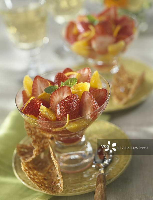 草莓橙子水果沙拉图片素材