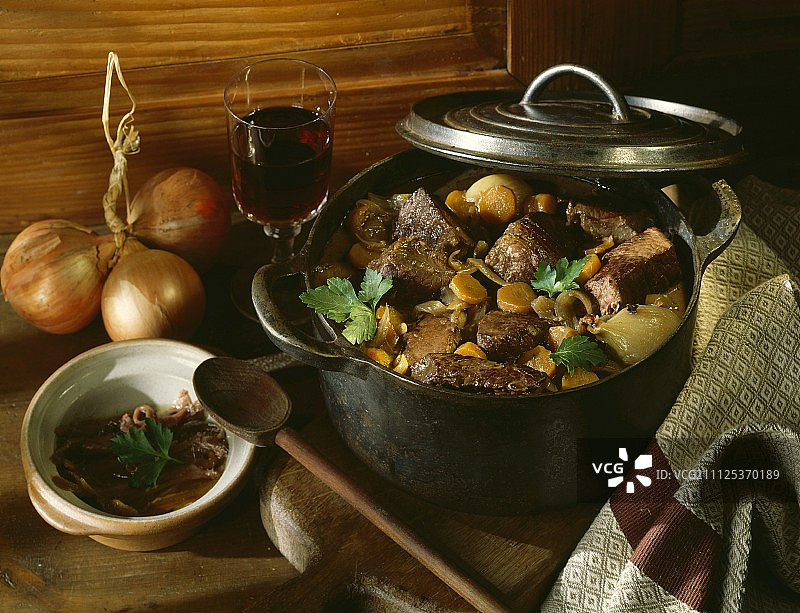 砂锅菜里的胡萝卜炖牛肉图片素材