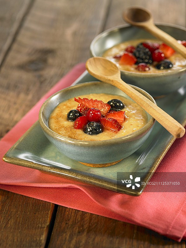 甜酒奶油水果沙拉图片素材