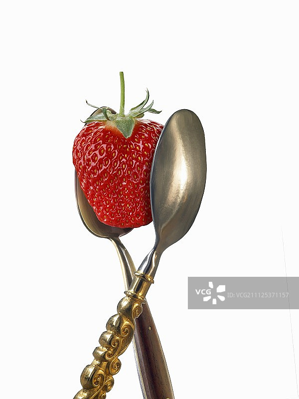 两把盛草莓的勺子图片素材