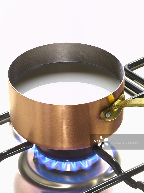 燃气灶上的牛奶平底锅图片素材