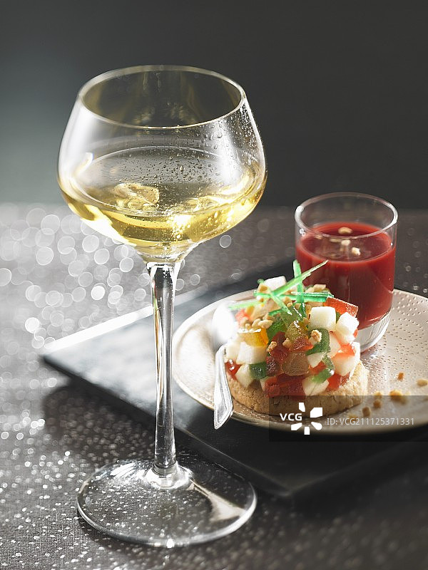 梨肉塔塔配蜜饯水果、夏日水果泥和琼瑶浆葡萄酒图片素材