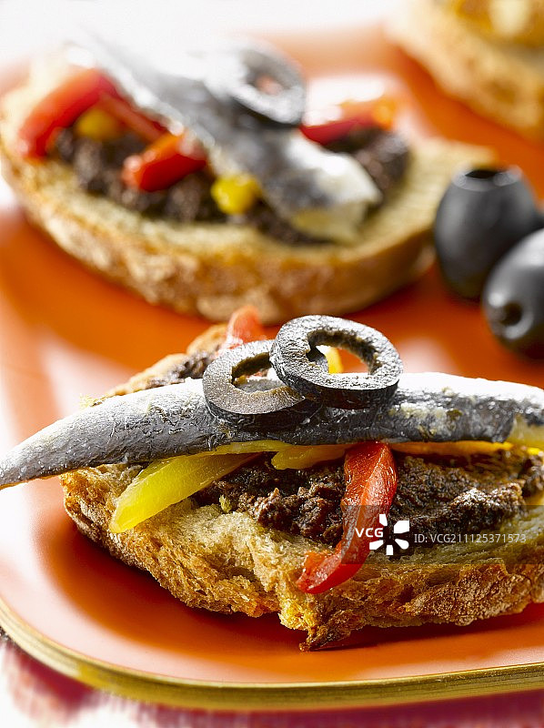 橄榄酱腌沙丁鱼和辣椒开放式三明治图片素材