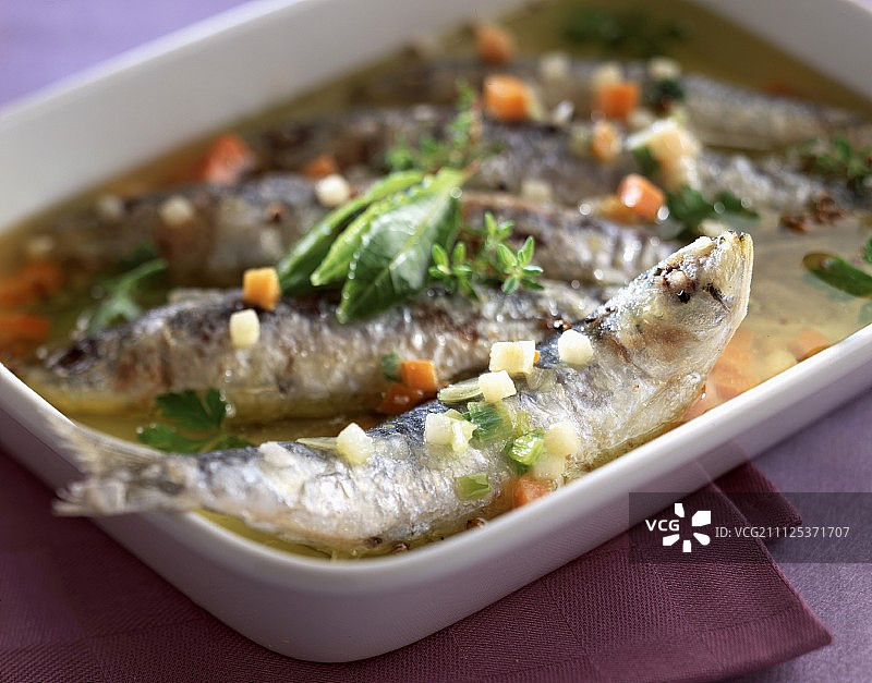 盘中腌制沙丁鱼图片素材