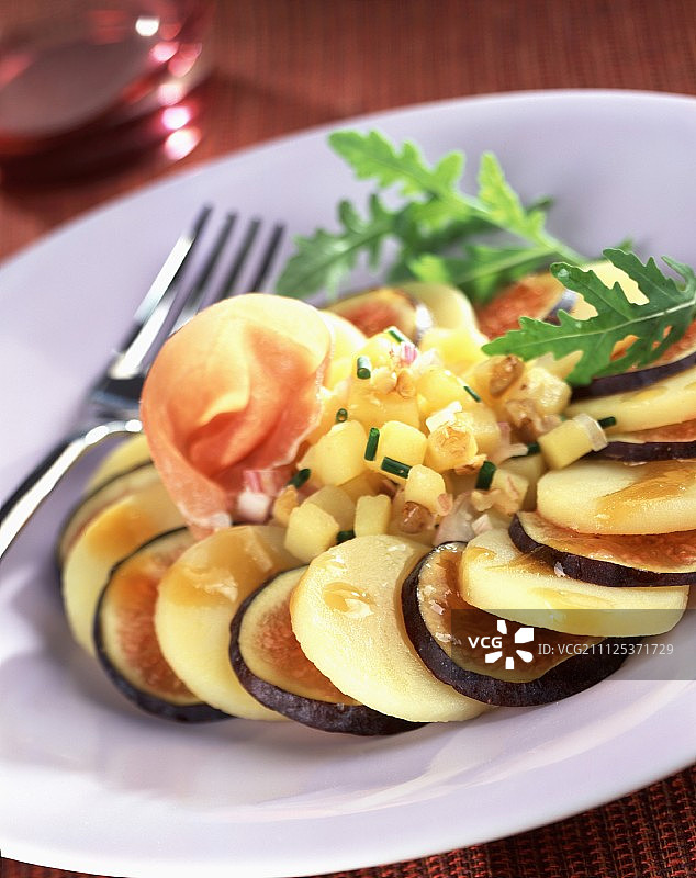 马铃薯、塞拉诺火腿和无花果沙拉图片素材