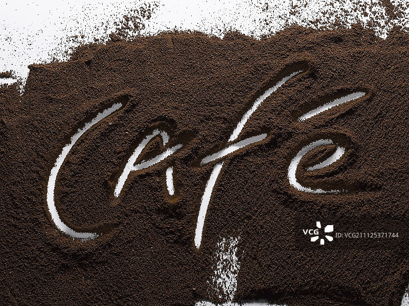 用咖啡粉写成的“café”一词图片素材