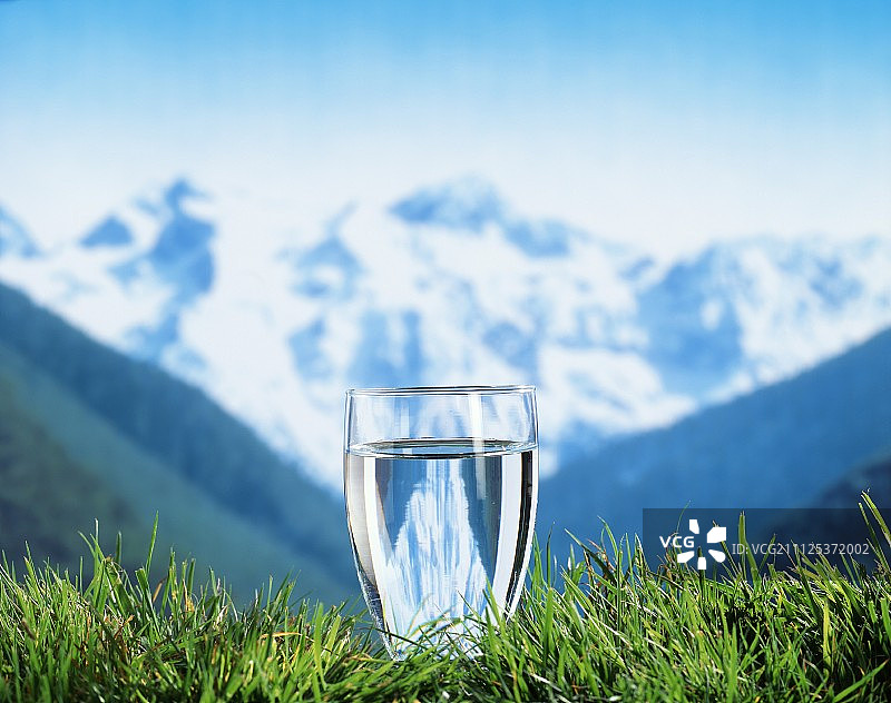 背景是山脉的一杯水图片素材