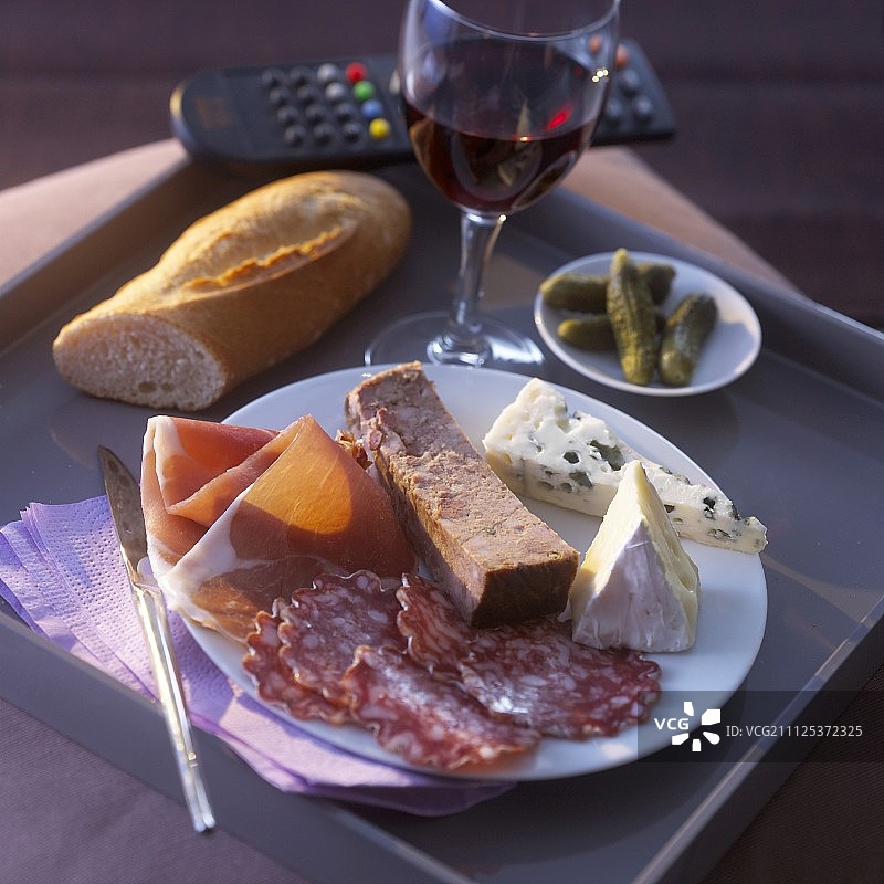 电视晚餐：冷盘、奶酪和红酒图片素材