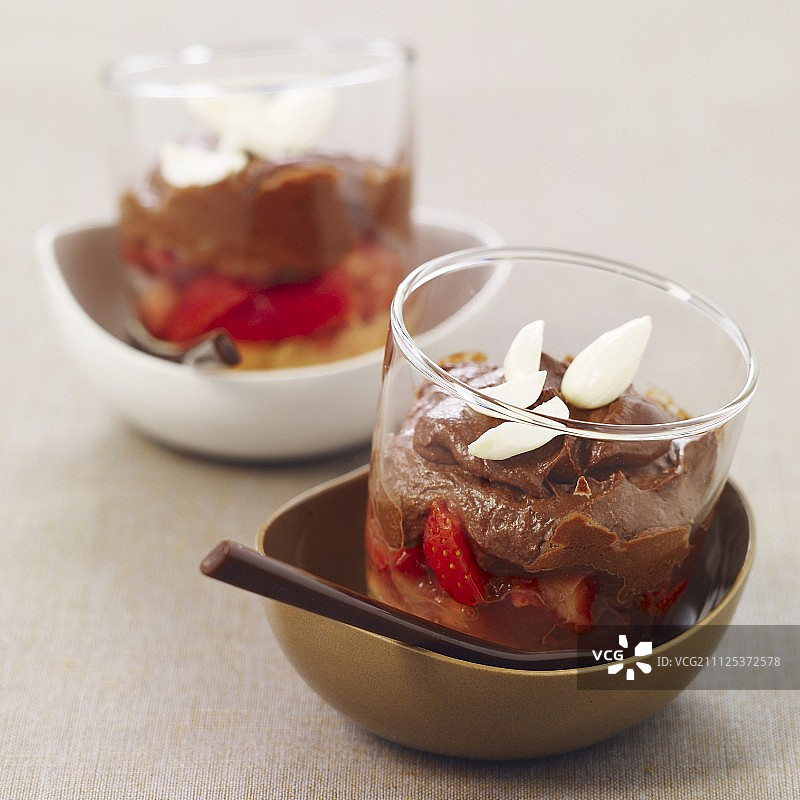 草莓树未成熟的果实图片素材