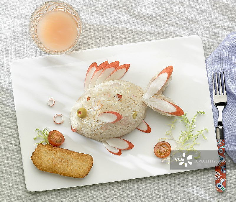 鱼形的米饭和蟹肉棒图片素材