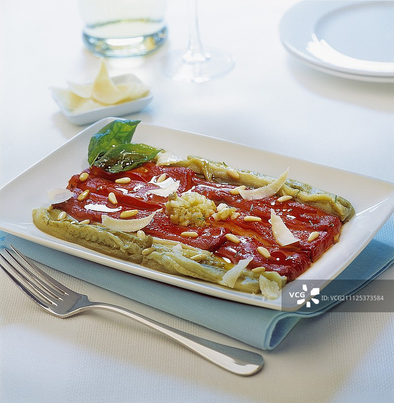 开胃菜：红辣椒薄片和腌茄子图片素材