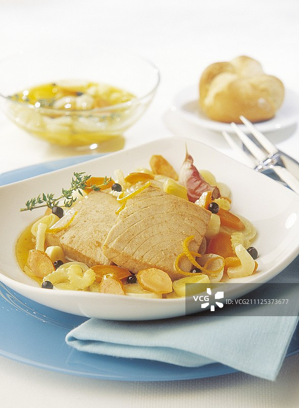 蔬菜杜松子金枪鱼排图片素材