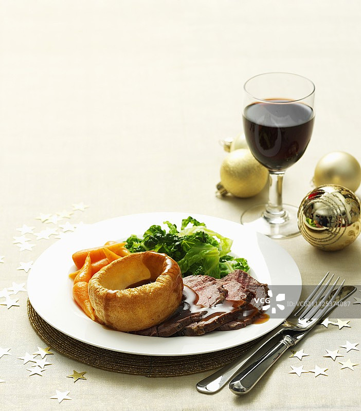 烤牛肉、约克郡布丁和蔬菜图片素材