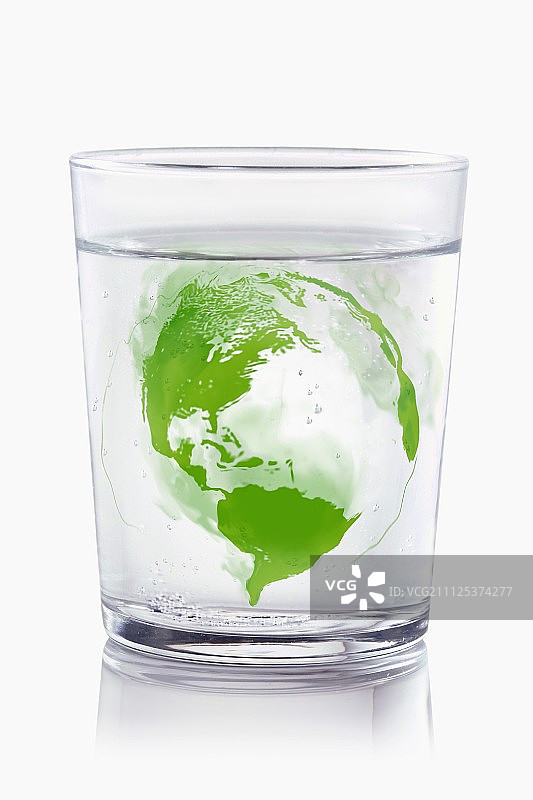 玻璃杯中的绿色地球图片素材