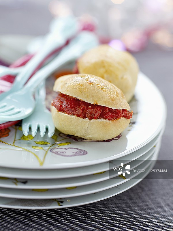 红烧红辣椒和番茄小面包图片素材