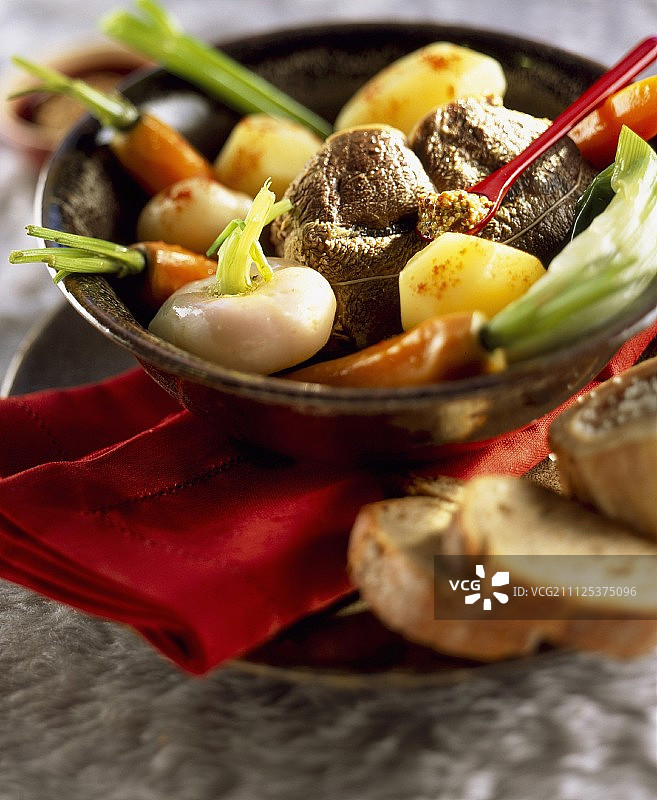 香辣牛肉蔬菜炖图片素材