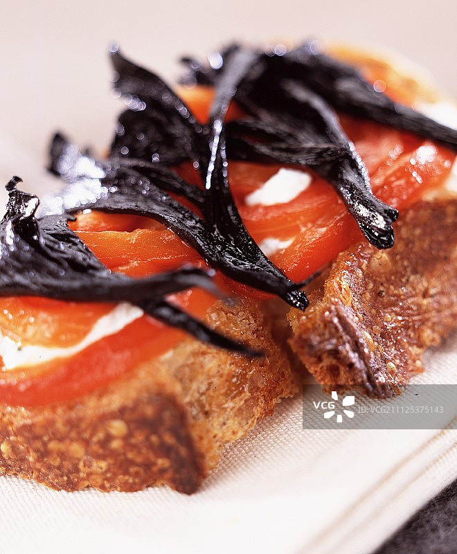 烤毒菌面包图片素材