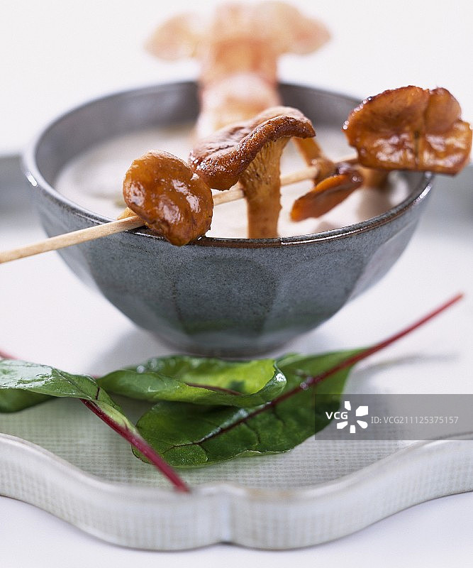 小龙虾和鸡油菌图片素材