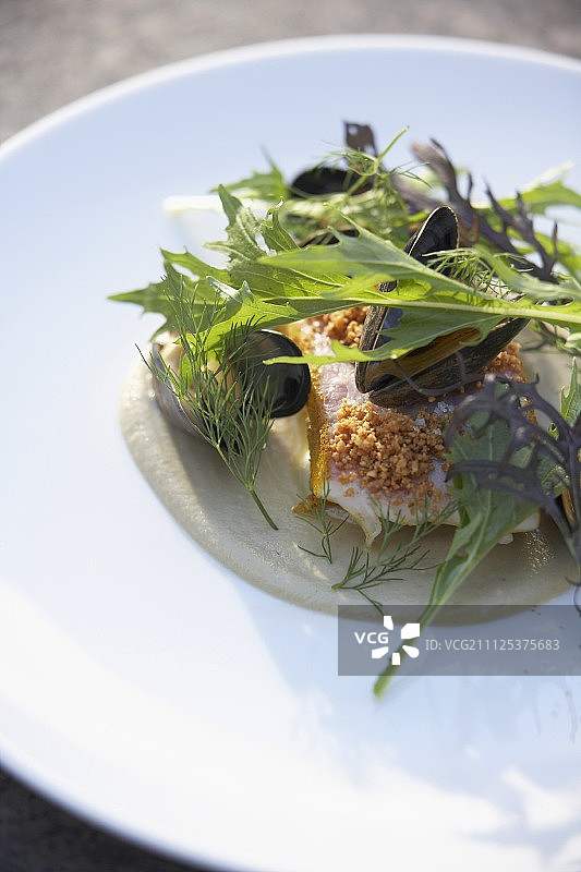 配有温和香料和贻贝的鲈鱼片图片素材