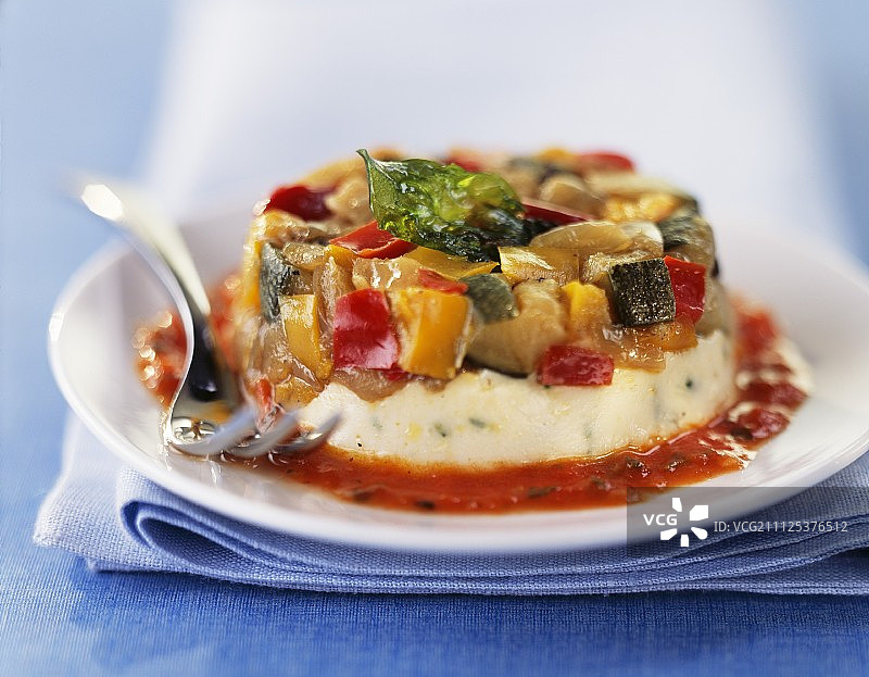 法式烩菜和法式鲜奶酪冻糕图片素材