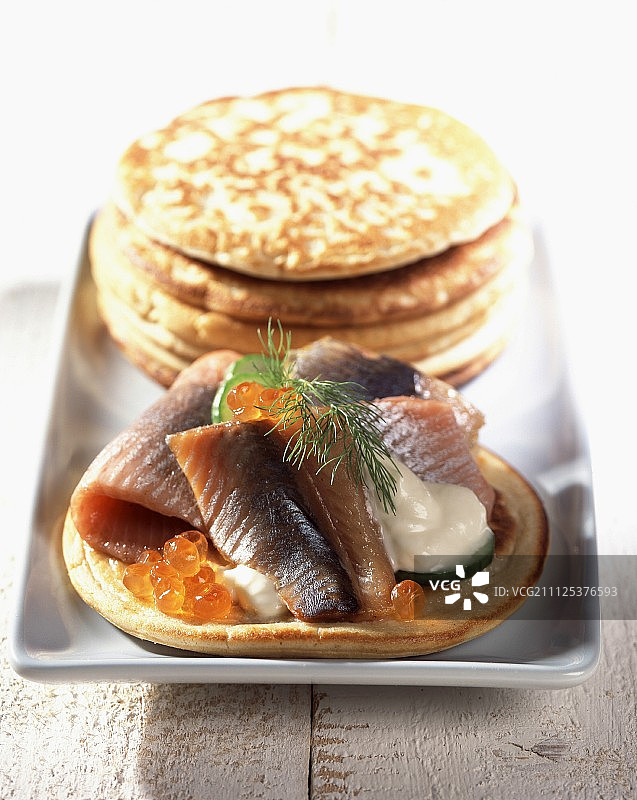 俄式薄饼和腌鲱鱼图片素材