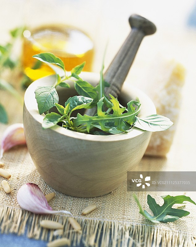 研钵中的香蒜酱配料图片素材
