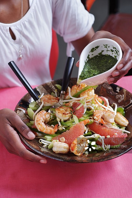 浇淋沙拉酱到沙拉上图片素材