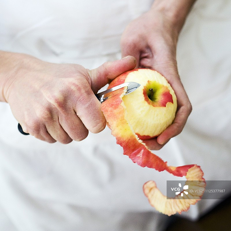 用削皮器削苹果图片素材