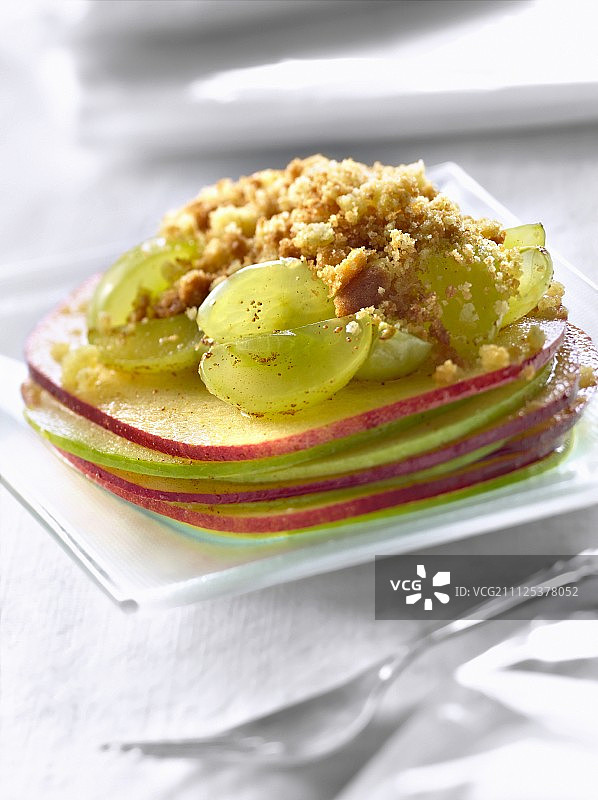 苹果千层酥配白葡萄图片素材