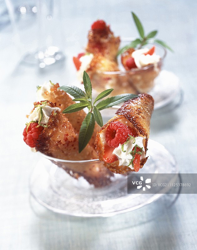 香脆夏日水果奶油酸橙甜点图片素材