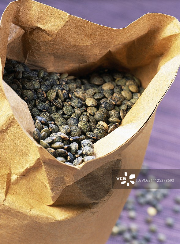 打开的一袋绿色小扁豆图片素材