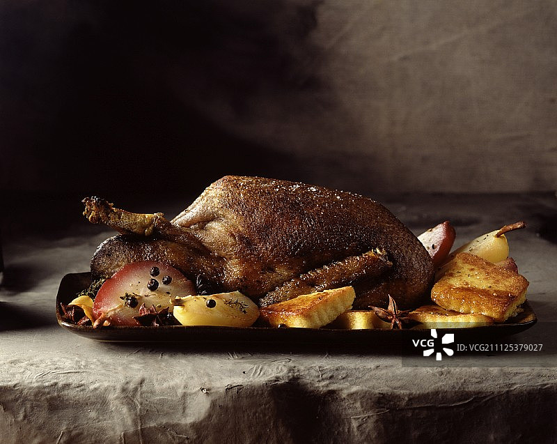 烤野鸭配双梨（家禽主题）图片素材