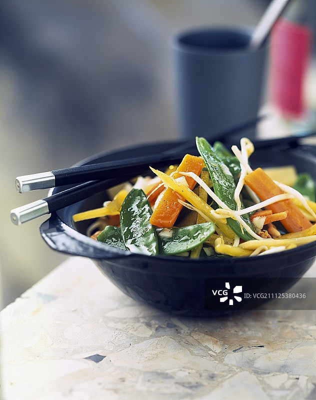 用炒锅烹制的蔬菜图片素材
