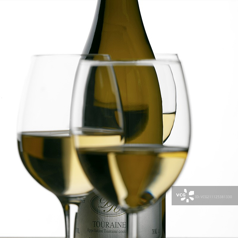 图赖讷白葡萄酒瓶和玻璃杯图片素材